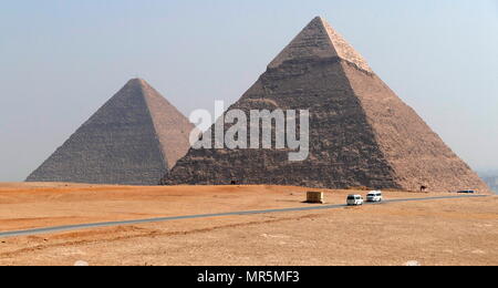 (Izquierda) pirámide de Khafre (Chephren) y a la derecha, la Gran Pirámide de Giza (Pirámide de Khufu; Pirámide de Keops), en el complejo de la pirámide de Giza, en Egipto. Foto de stock