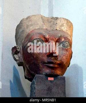 Estatua del Antiguo Egipto (pintada de piedra caliza) siguen mostrando busto de la Reina Hatshepsut, quien gobernó Egipto desde 1479 a 1458 A.C. XVIII Dinastía, el nuevo reino Foto de stock