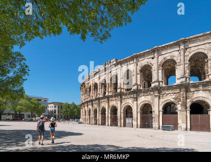 Les Arenes, el anfiteatro romano del siglo I en el centro de la ciudad, Nimes, Languedoc, Francia Foto de stock
