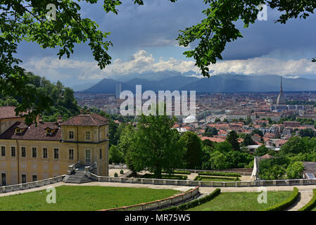 Villa della Regina, vista del horizonte de Turín desde los jardines formales con los Alpes en la distancia, Turín, Italia