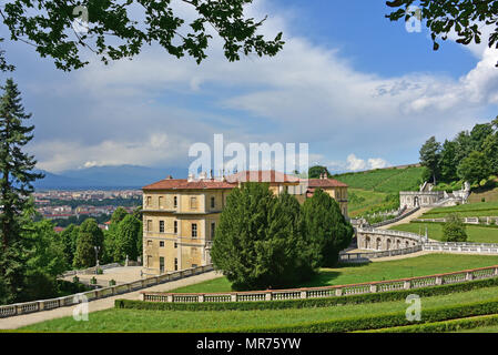 Villa della Regina, vista del horizonte de Turín desde los jardines formales con los Alpes en la distancia, Turín, Italia