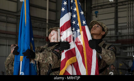 Los miembros de la Guardia de Honor de Bagram Americana y la bandera de la fuerza aérea estadounidense durante la 455a grupo de mantenimiento expedicionaria ceremonia de cambio de mando en el aeródromo de Bagram, Afganistán, 17 de junio de 2017. Durante la ceremonia, el Coronel Eric Soto cesó en el mando de la 455a Col. Trimmell EMXG Tim. (Ee.Uu. Foto de la fuerza aérea por el Sargento. Benjamin Gonsier)