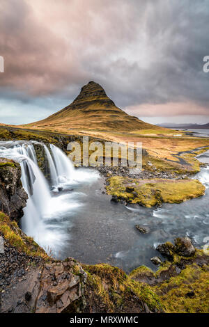 Grundafjordur, península de Snaefellsnes, en el oeste de Islandia, Islandia. Y montaña Kirkjufell Kirkjufellfoss cascada Foto de stock