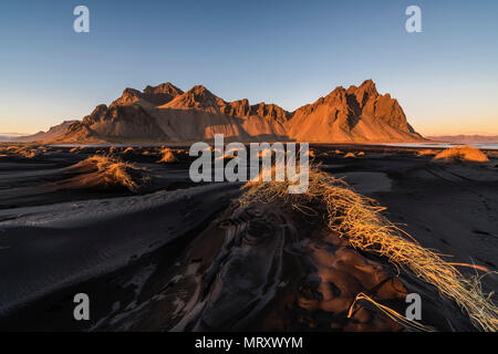 Stokksnes, Hofn, este de Islandia, Islandia. Vestrahorn Mountain y las dunas de arena negra al atardecer. Foto de stock