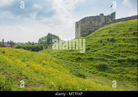 Las ruinas del castillo de Tutbury en la aldea de Tutbury, Staffordshire, Inglaterra, el lunes 28 de mayo de 2018. Foto de stock