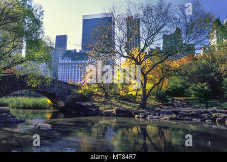 1988 El follaje de otoño histórico GAPSTOW BRIDGE ESTANQUE Central Park de Manhattan, Nueva York, EE.UU. Foto de stock