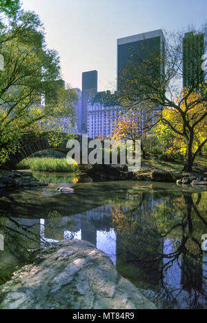 1988 El follaje de otoño histórico GAPSTOW BRIDGE ESTANQUE Central Park de Manhattan, Nueva York, EE.UU. Foto de stock