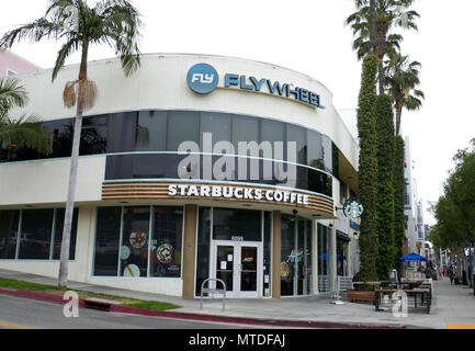LOS ANGELES, CA - 29 de mayo: Una vista general del ambiente de Starbucks que cerró todas las tiendas en EE.UU. hoy en día la formación de sesgo racial, el 29 de mayo de 2018 en Los Angeles, California. Foto por Barry King/Alamy Live News Foto de stock