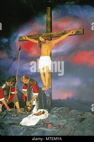 Una representación de los soldados Romanos jugaban a los dados por Jesucristo, ropa y bienes durante la crucifixión de Jesucristo en Jerusalén. Foto de stock