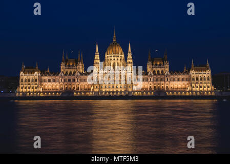 Escena nocturna del edificio del parlamento húngaro en el banco del río Danubio, visto desde el lado de Buda.