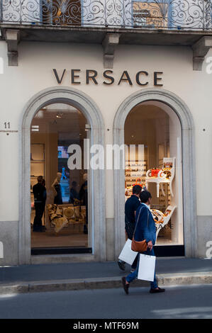 Italia, Lombardía, Milán, Via Montenapoleone Street, Versace Shop Foto de stock