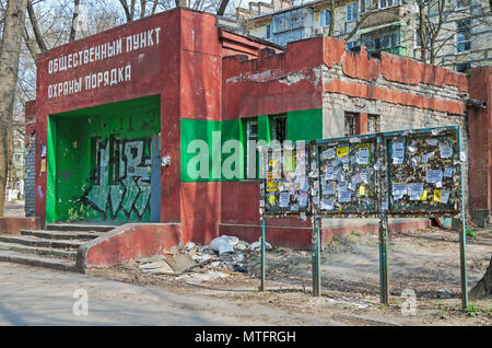 Dnepropetrovsk, Ucrania - Abril 05, 2017: edificio abandonado estación de seguridad pública izquierda desde la era soviética Foto de stock