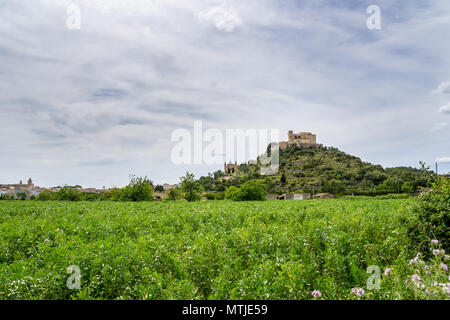 Mallorca, el antiguo castillo de San Salvador en una colina de la ciudad de Arta Foto de stock