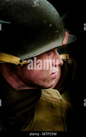 Retrato de un preocupado mirando American GI, soldado de la Segunda Guerra  Mundial vistiendo un casco Americano (planteados por el actor Fotografía de  stock - Alamy