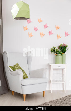 Luz interior con sillón, mesa lateral y lámpara colgante, moderna decoración de las paredes en 3D Foto de stock