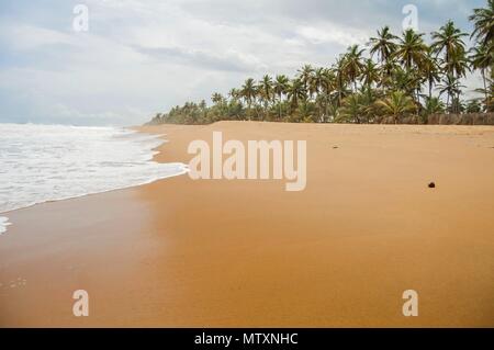 GRAND BASSAM, Costa de Marfil, África. De abril de 2013. Tropical Ocean Grand Bassam playa en Cote d'Ivoire, Stock Image. Foto de stock