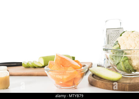 https://l450v.alamy.com/450ves/mtyb79/closeup-shot-del-tazon-con-rodajas-de-calabaza-calabacines-tablas-de-cortar-rallador-y-el-tazon-con-coliflor-aislado-en-la-tabla-mtyb79.jpg