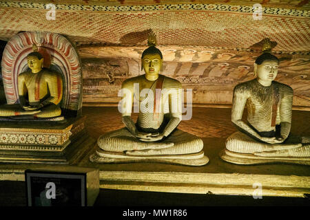 Estatuas de Buda dentro del Templo de la Cueva Dambulla, Distrito Matale, Sri Lanka