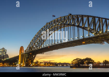 Harbour Bridge en Sydney después de la puesta del sol