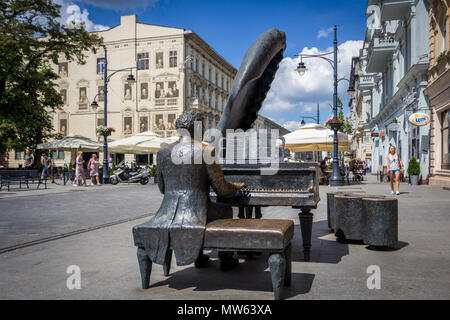 El pianista Artur Rubinstein, un judío polaco, la estatua en la calle Piotrkowska, en Lodz, Polonia Łódzkie Foto de stock