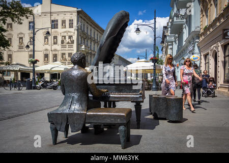 El pianista Artur Rubinstein, un judío polaco, la estatua en la calle Piotrkowska, en Lodz, Polonia Łódzkie Foto de stock