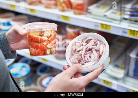 Retrato ejemplo El extraño Rey de embalaje de camarón en la mano de los compradores en la tienda  Fotografía de stock - Alamy
