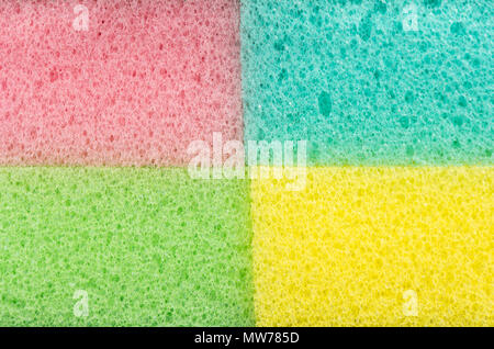 Antecedentes de los cuatro colores esponjas para lavar platos, close-up Foto de stock