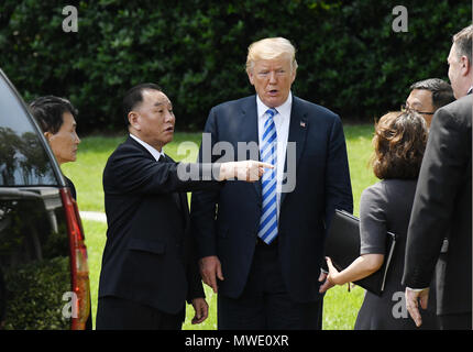 Washington, Estados Unidos. El 1 de junio de 2018. El Presidente de EEUU, Donald Trump stands con Kim Yong Chol, ex jefe de inteligencia militar de Corea del Norte y uno de Kim Jong Onu ayudantes más cercanos, en el Jardín Sur de la Casa Blanca en Washington el viernes, 1 de junio de 2018. Crédito: Olivier Douliery/piscina a través del CNP /MediaPunch Crédito: MediaPunch Inc/Alamy Live News Foto de stock