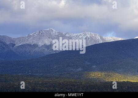 Montañas cubiertas de nieve, Te Anau, Isla del Sur, Nueva Zelanda Foto de stock