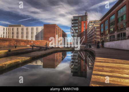 Reflexiones del canal en la zona del Barrio de Joyería de Birmingham, Reino Unido Foto de stock