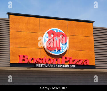 TRURO, Canadá - 30 de mayo de 2018: Boston Pizza Restaurant firmar. Boston Pizza de Canadá es un cadena de restaurantes con franquicias en Canadá, los Estados Unidos un Foto de stock