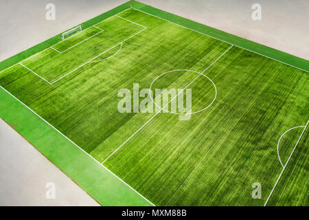 Un verdadero campo de fútbol con líneas sobre el césped. Vista desde arriba en un ángulo Foto de stock