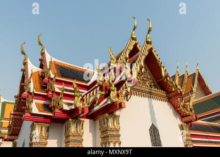 Vistosas decoraciones en las cimas de las pagodas o chedis en el Wat Pho, el Templo del Buda reclinado o Wat Phra Chetuphon, Bangkok, Tailandia