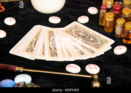 Ritual Mágico Com Runas Antigas, Espelho, Cartas De Tarô E Velas. Fundo De  Halloween, Rito Ou Feitiço De Magia Negra, Objetos Ocultos E Esotéricos Na  Mesa De Bruxas Foto Royalty Free, Gravuras