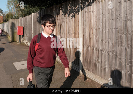 Reino Unido,Surrey-10 años de edad de la escuela primaria boy,camina a la escuela por la mañana