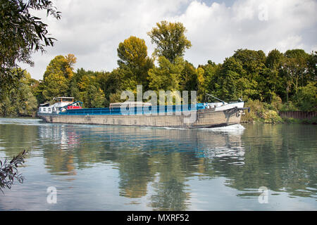 Barcaza en Seine. Los buques de carga flotando en el río Foto de stock