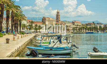 Split y su puerto con el campanario de la catedral de san Domnio, Croacia central