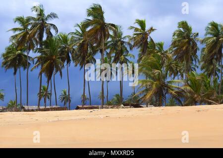 La tormenta tropical en la playa Azuretti en Grand Bassam. Cote d'Ivoire (Costa de Marfil), en África. De abril de 2013. Foto de stock