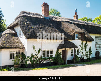 Una bonita casita con techo de paja, en Wiltshire. Foto de stock