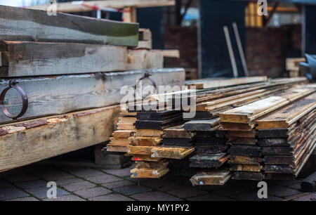 Almacén de trabajo tablones de madera situada en la calle Foto de stock