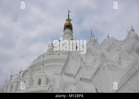 Pagoda Myatheindan (Templo Blanco) en Min Gun, Mandalay, Myanmar Foto de stock