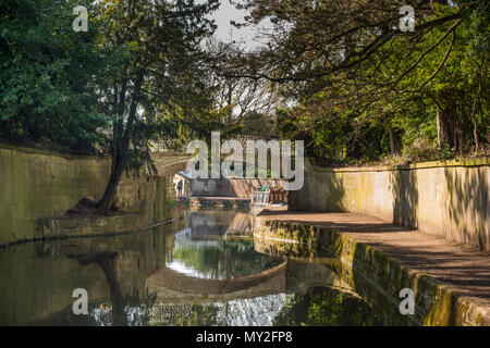 Un puente peatonal a lo largo de Kennet y Avon Canal en Sydney Gardens, Bathwick, Bath, Somerset, Reino Unido Foto de stock