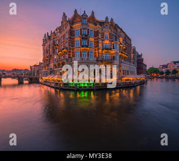 De L'Europe Amsterdam (anteriormente conocido como Hotel de l'Europe) es un hotel de 5 estrellas situado a orillas del río Amstel, en el centro de Amsterdam, el Netherlan Foto de stock
