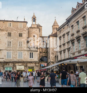 Old Town Plaza Principal de Split, Croacia. El otro extremo es parte del Palacio de Diocleciano. Diocleciano fue un emperador romano desde 284 a 305 AD. Foto de stock