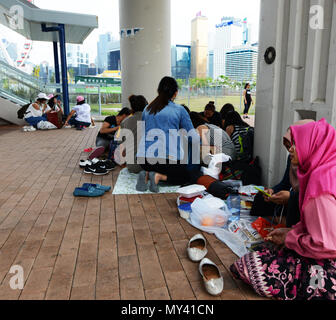 Los colaboradores domésticos filipinos, socializar en su día de descanso dominical en 'Central' , Hong Kong. Foto de stock