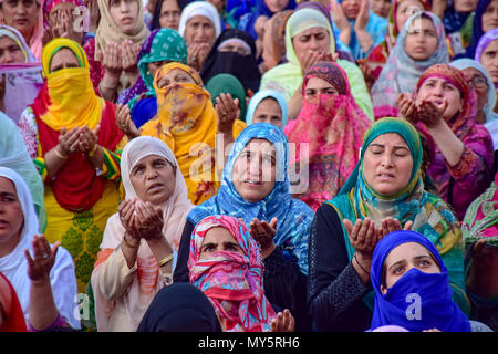 Junio 6, 2018 - Srinagar, Jammu & Kashmir, India - Los devotos musulmanes cachemires levantar sus manos para buscar bendiciones como jefe sacerdote (no en la foto) muestra una reliquia del Profeta Muhammad pbsse al santuario de Hazrat Bal Mártir, para conmemorar el Día de Hazrat Ali pbsse durante el Ramadán, en Srinagar, la capital de verano de Cachemira el miércoles. Los musulmanes en todo el mundo abstenerse de comer, beber y fumar desde el amanecer hasta el anochecer para observar el sagrado mes de ayuno del Ramadán. Crédito: Abbas Enoch SOPA/Images/Zuma alambre/Alamy Live News Foto de stock