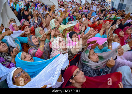 Junio 6, 2018 - Srinagar, Jammu & Kashmir, India - Los devotos musulmanes cachemires levantar sus manos para buscar bendiciones como jefe sacerdote (no en la foto) muestra una reliquia del Profeta Muhammad pbsse al santuario de Hazrat Bal Mártir, para conmemorar el Día de Hazrat Ali pbsse durante el Ramadán, en Srinagar, la capital de verano de Cachemira el miércoles. Los musulmanes en todo el mundo abstenerse de comer, beber y fumar desde el amanecer hasta el anochecer para observar el sagrado mes de ayuno del Ramadán. Crédito: Abbas Enoch SOPA/Images/Zuma alambre/Alamy Live News Foto de stock
