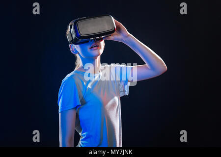Mujer rubia agradable experimentar la realidad virtual Foto de stock