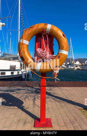 Usa busca salvavidas en un poste en la bahía de Roses, España