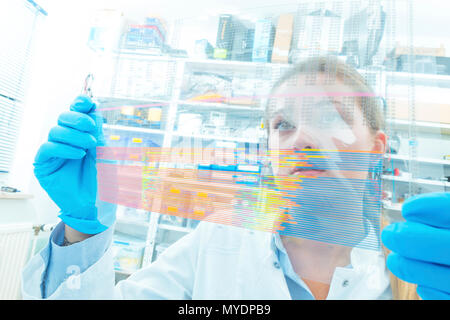 La investigación genética. Análisis técnico de la secuencia de ADN (ácido desoxirribonucleico) muestra.